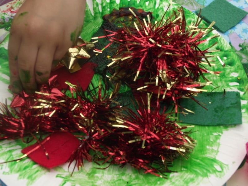 An easy to set up Christmas activity that is perfect for little toddler hands and attention spans! Make Christmas wreaths to hang on the tree or wall!