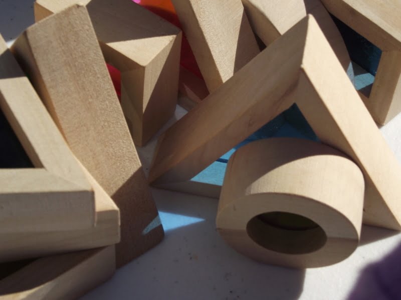 Simple toddler activity ideas to explore colour and texture through outdoor block play!