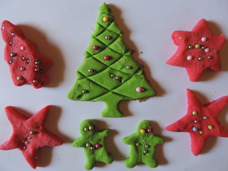 Quick and easy Christmas bauble playdough- a fun fine motor and sensory activity for all ages! 