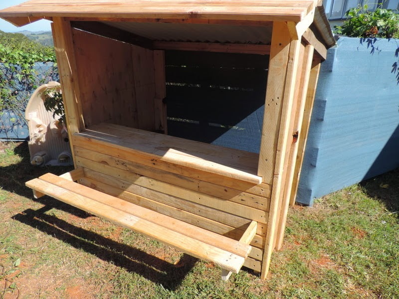 Easy DIY Recycled pallet timber shop, cubby or market stall for outside play . Find out how at Mummy Musings and Mayhem