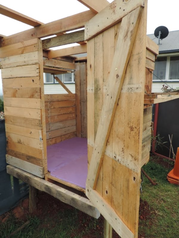A recycled pallet cubby for outside play in the backyard. A project that cost very little due to the recycled materials used throughout - See how they did it in this post from Mummy Musings and Mayhem