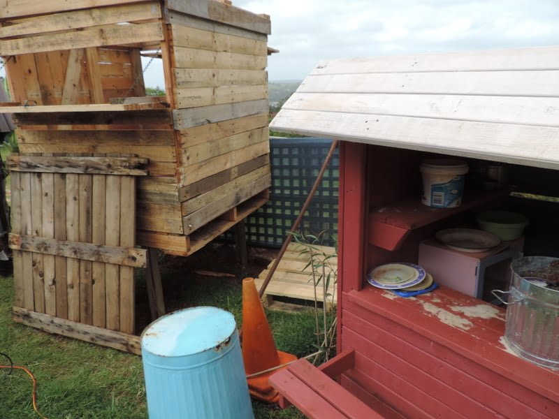 A recycled pallet cubby for outside play in the backyard. A project that cost very little due to the recycled materials used throughout - See how they did it in this post from Mummy Musings and Mayhem