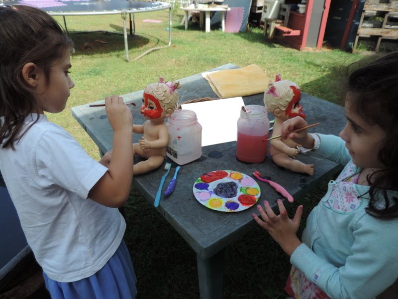 Invite role play, fine motor skills and creativity into outdoor play with this easy doll face painting activity. Play based learning for 2-5 year olds!