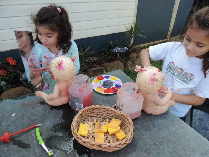 Invite role play, fine motor skills and creativity into outdoor play with this easy doll face painting activity. Play based learning for 2-5 year olds!