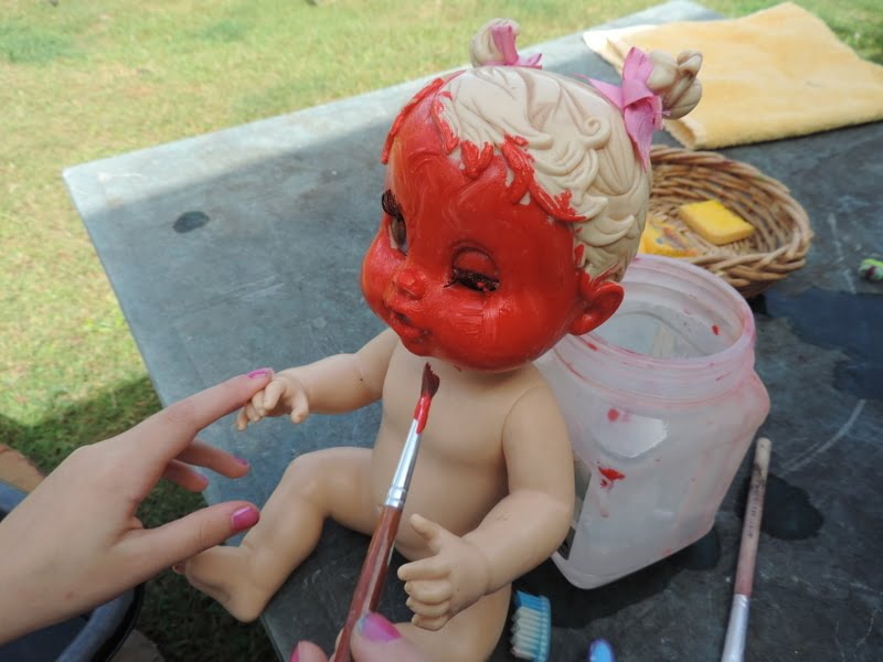 Invite role play, fine motor skills and creativity into outdoor play with this easy doll face painting activity. Play based learning for 2-5 year olds!