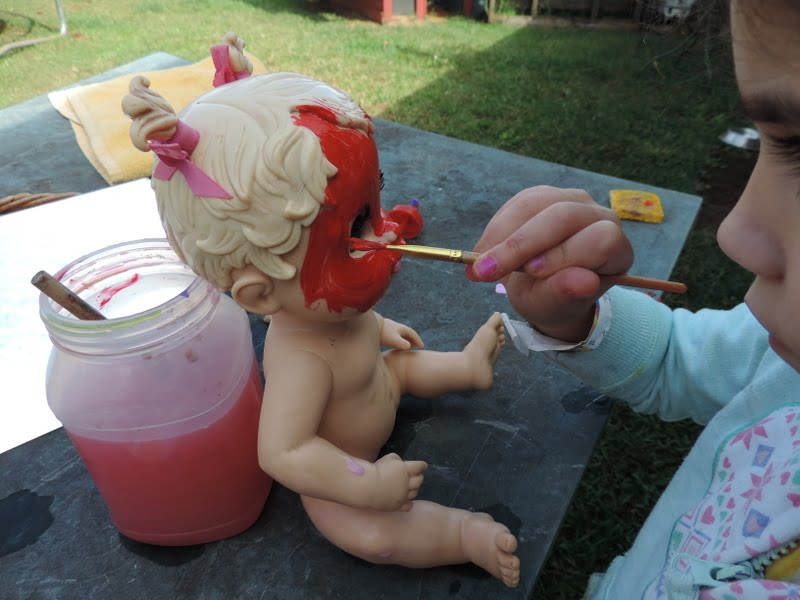 Invite role play, fine motor skills and creativity into outdoor play with this easy doll face painting activity. Play based learning for 2-5 year olds!