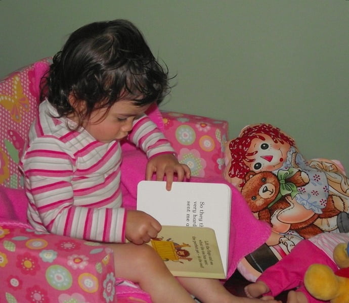 Find out how to read to toddlers and develop their literacy skills and a lifetime love of reading with these 5 easy strategies for early years educators and parents.