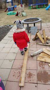 A huge collection of ideas for creative outdoor play areas shared by early years educators. Try them in the backyard or daycare spaces!