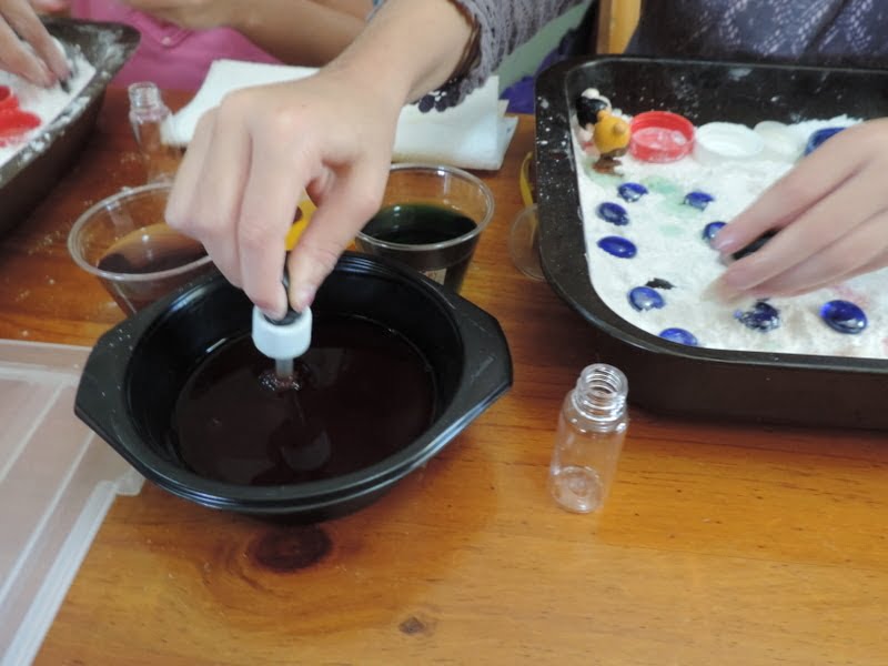 This easy sensory fine motor play activity encourages children to create their own small worlds that magically fizz!. Easy to set up with any open ended materials you have handy and a few other basic resources. Perfect for early childhood teachers, home daycare, educators, homeschool and playgroup activities.