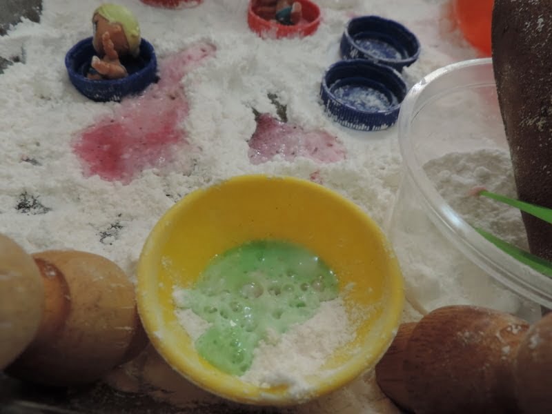 This easy sensory fine motor play activity encourages children to create their own small worlds that magically fizz!. Easy to set up with any open ended materials you have handy and a few other basic resources. Perfect for early childhood teachers, home daycare, educators, homeschool and playgroup activities.