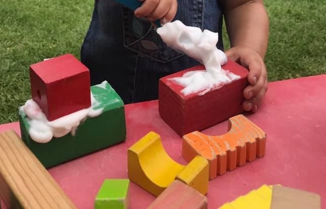 building blocks and shaving cream Setup up these simple activity ideas for toddlers and help them learn through play - no hours of prep or expensive materials required! Ideas for early childhood educators, teachers, nursery and homeschool families!