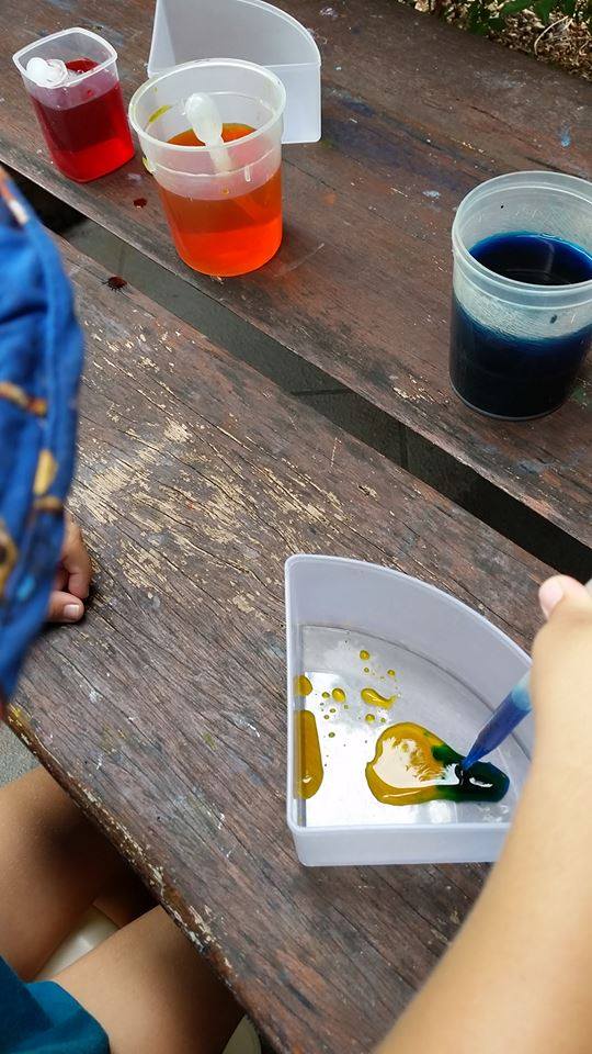 experiment with color and water Setup up these simple activity ideas for toddlers and help them learn through play - no hours of prep or expensive materials required! Ideas for early childhood educators, teachers, nursery and homeschool families!