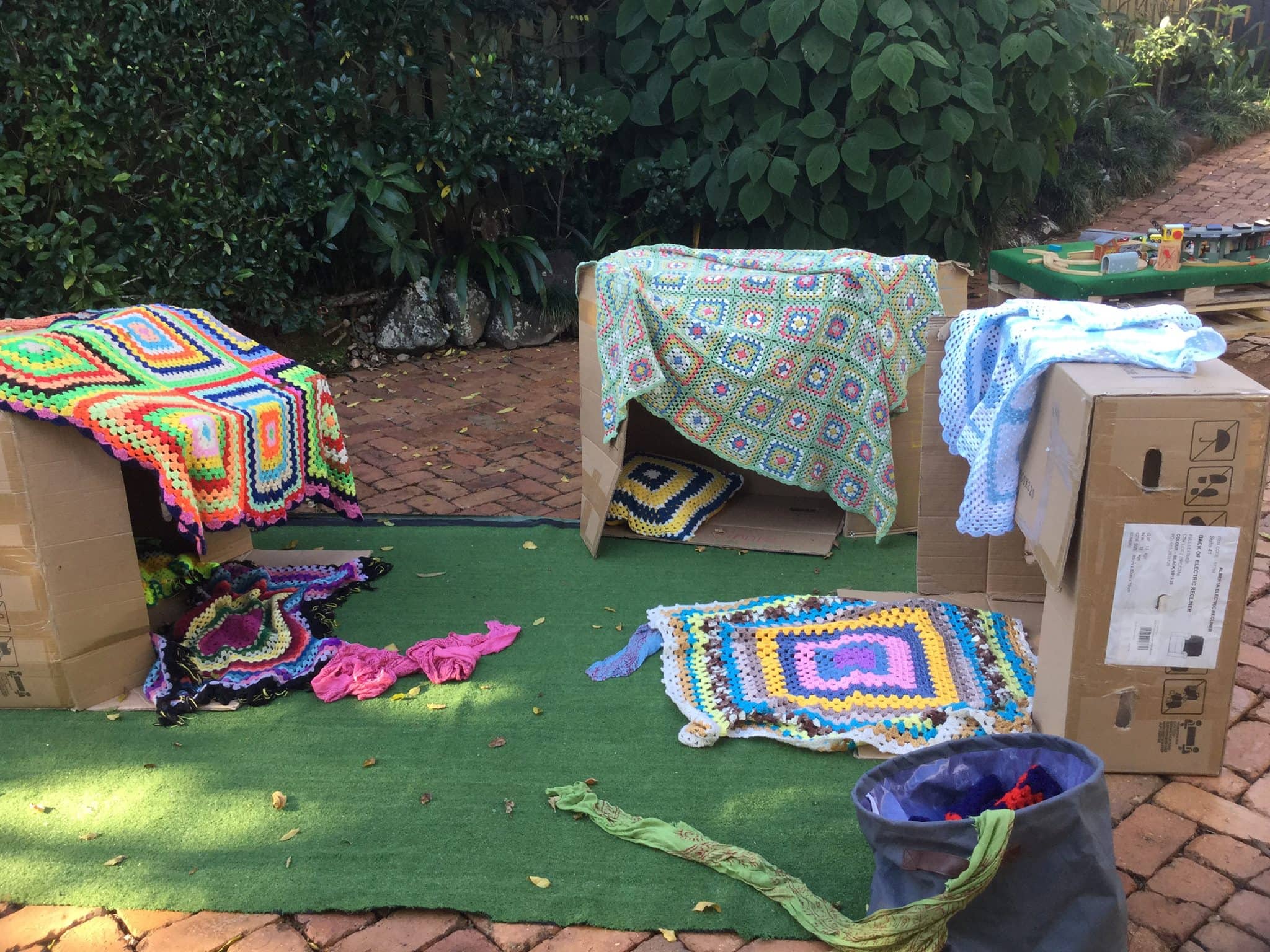 10 simple ways for children to play with boxes. Inspiration from early educators! 10 simple ways for children to play with boxes. Inspiration from early educators!